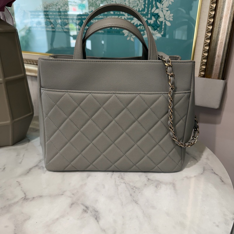 Chanel 淺灰荔枝牛皮菱格紋淡金釦前ㄇ拉口袋手提肩斜背包A93750-1