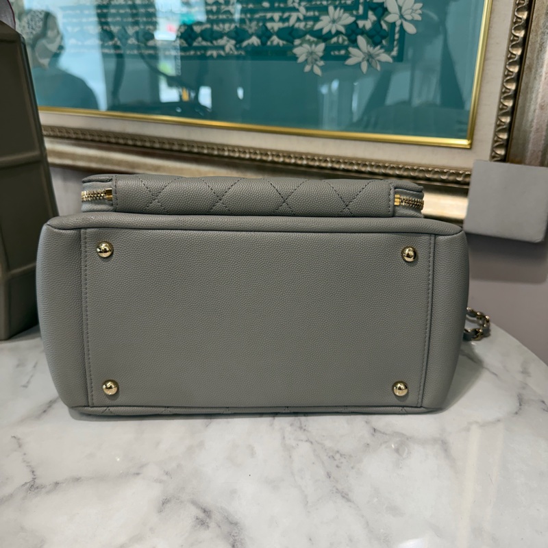 Chanel 淺灰荔枝牛皮菱格紋淡金釦前ㄇ拉口袋手提肩斜背包A93750-2