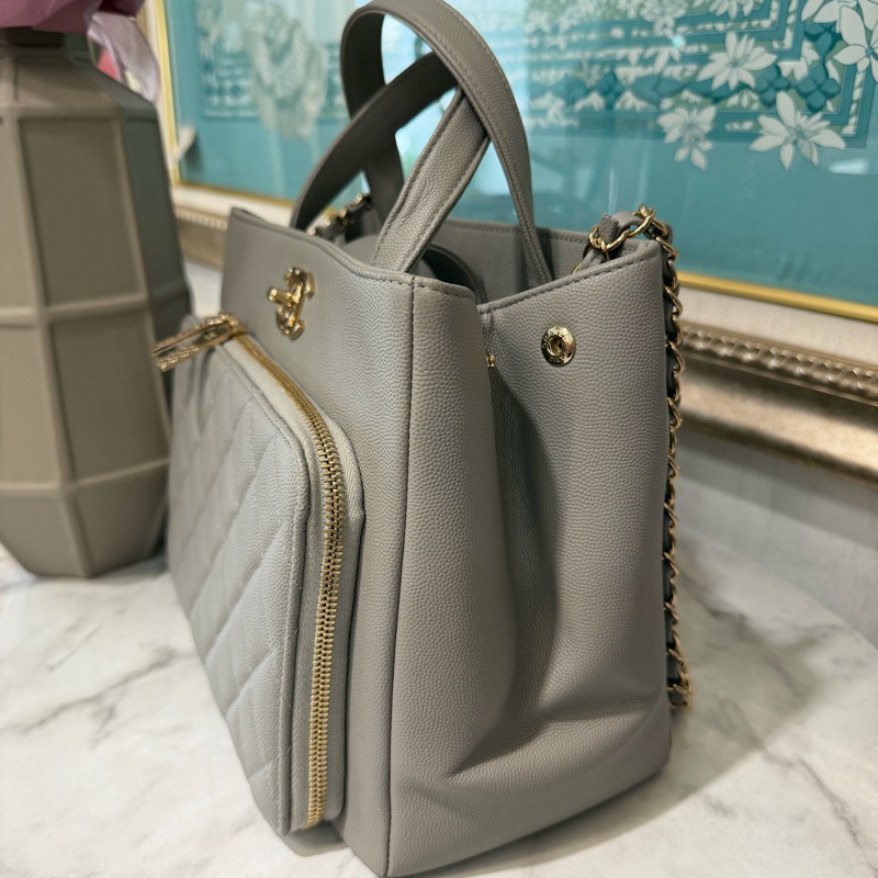 Chanel 淺灰荔枝牛皮菱格紋淡金釦前ㄇ拉口袋手提肩斜背包A93750-3