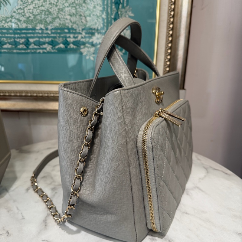 Chanel 淺灰荔枝牛皮菱格紋淡金釦前ㄇ拉口袋手提肩斜背包A93750-4