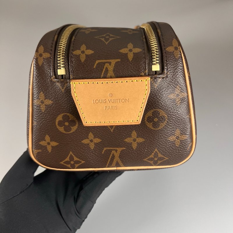 LV M44494/晶片款 老花手拿盥洗包-3