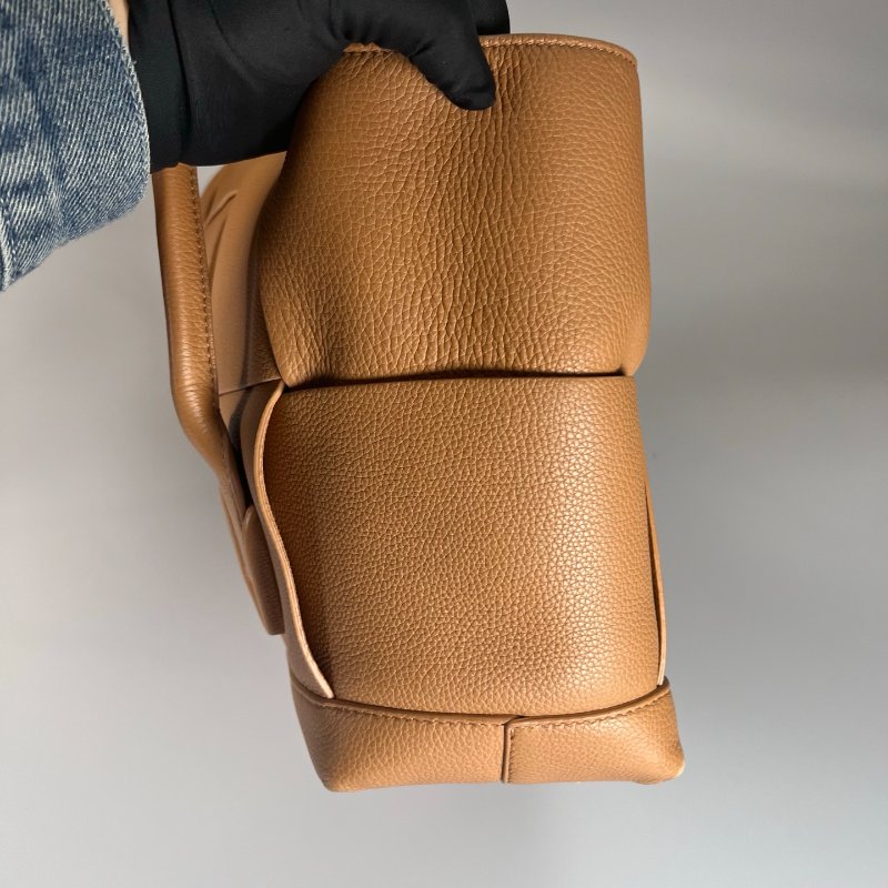 BV 晶片款 棕色ARCO GM 單肩背包-2