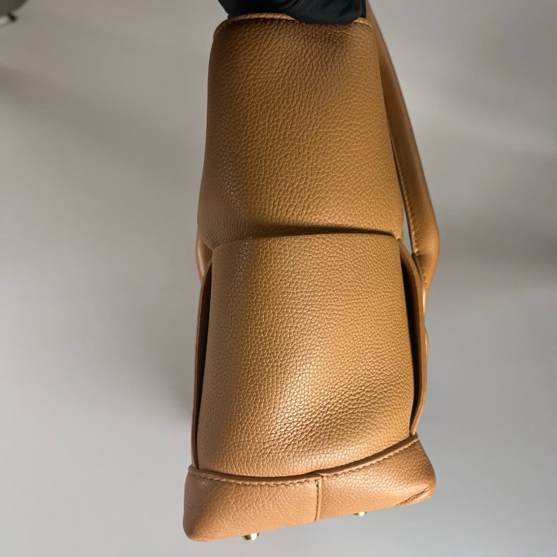 BV 晶片款 棕色ARCO GM 單肩背包-3