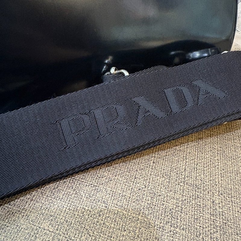 *SHIHNA名牌精品* PRADA 三角標誌亮面皮革二合一手提包-9