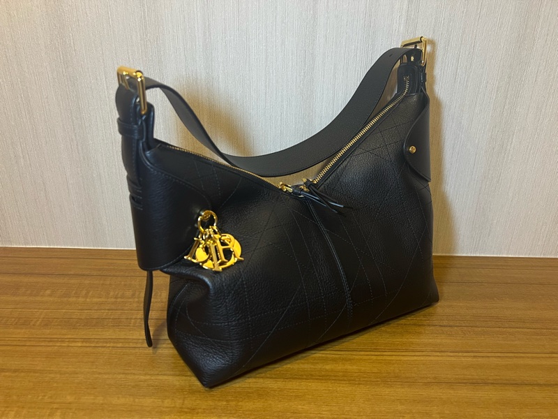 Dior Voyage 小型包 黑色平面 Macrocannage 大籐格紋皺面小牛皮-0