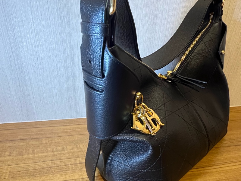 Dior Voyage 小型包 黑色平面 Macrocannage 大籐格紋皺面小牛皮-1