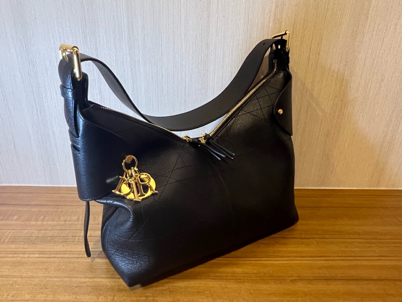 Dior Voyage 小型包 黑色平面 Macrocannage 大籐格紋皺面小牛皮-2