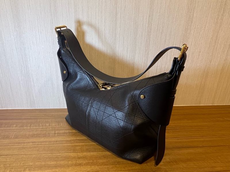 Dior Voyage 小型包 黑色平面 Macrocannage 大籐格紋皺面小牛皮-3