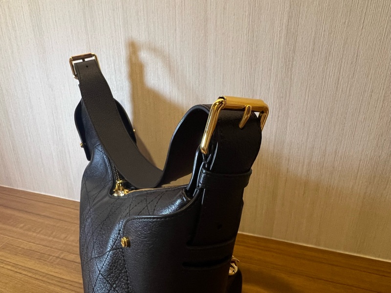 Dior Voyage 小型包 黑色平面 Macrocannage 大籐格紋皺面小牛皮-4