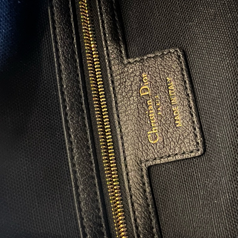 Dior Voyage 小型包 黑色平面 Macrocannage 大籐格紋皺面小牛皮-5