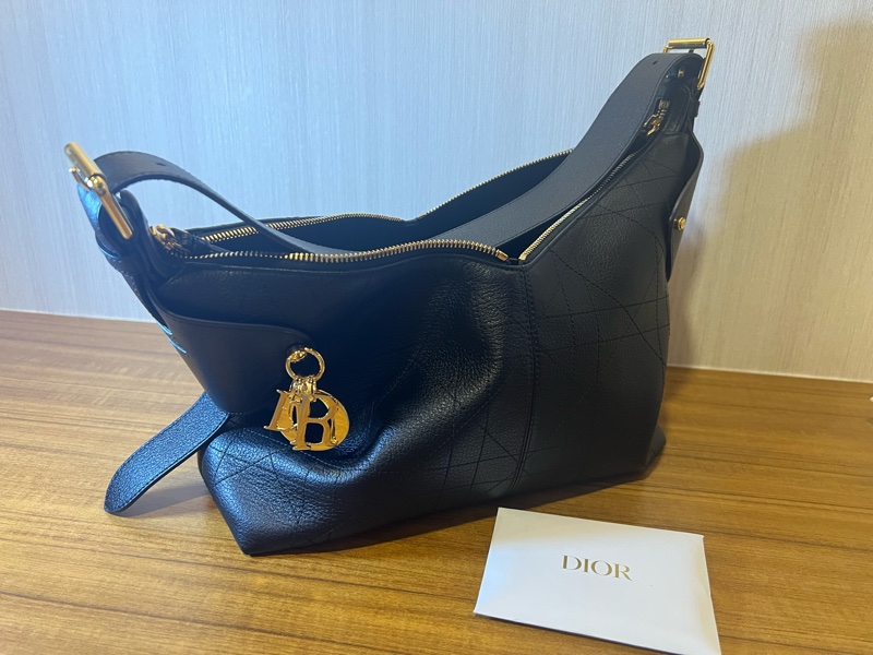 Dior Voyage 小型包 黑色平面 Macrocannage 大籐格紋皺面小牛皮-6