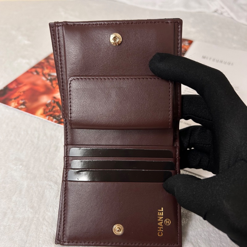 Chanel 對開扣式兩折黑色荔枝皮短夾-2