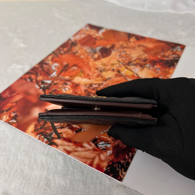 Chanel 對開扣式兩折黑色荔枝皮短夾-9