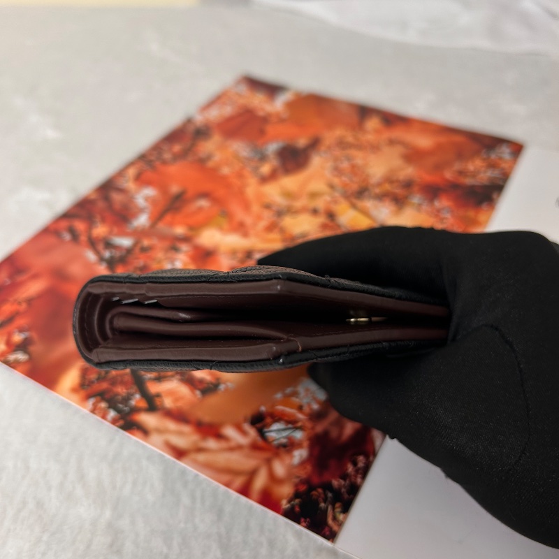 Chanel 對開扣式兩折黑色荔枝皮短夾-10