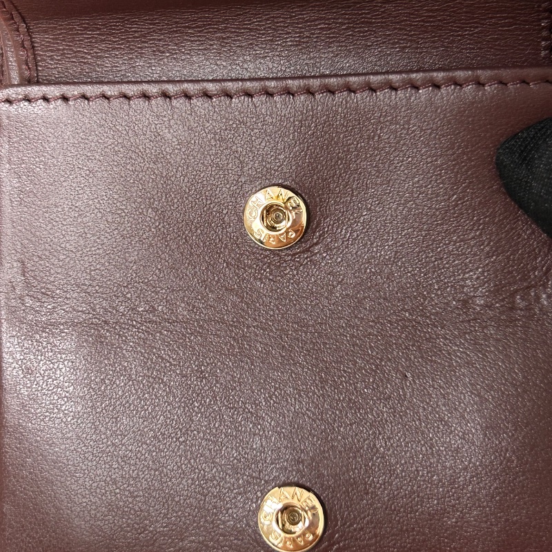 Chanel 對開扣式兩折黑色荔枝皮短夾-16