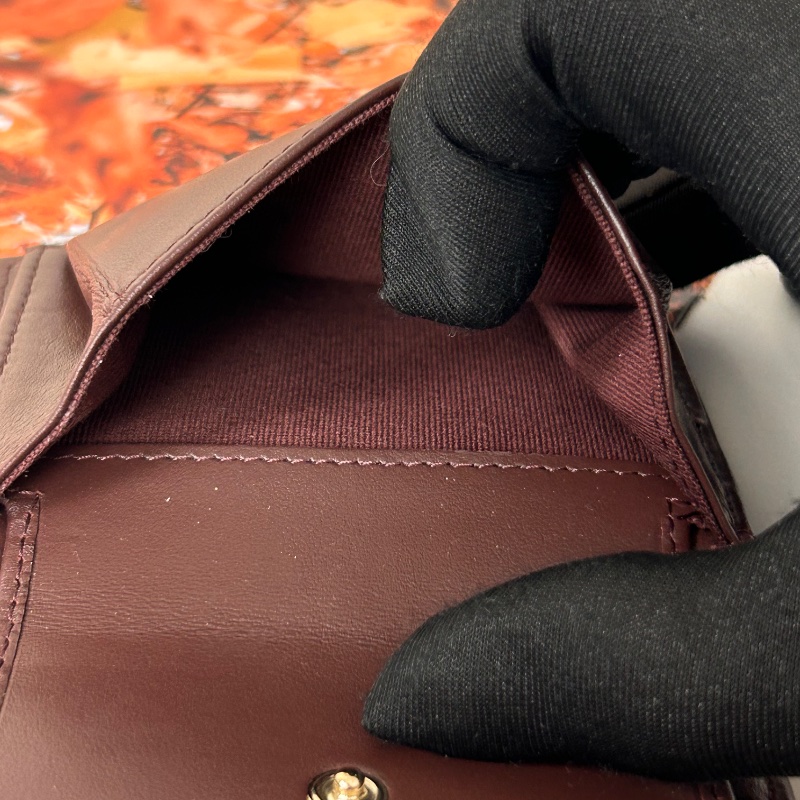 Chanel 對開扣式兩折黑色荔枝皮短夾-18