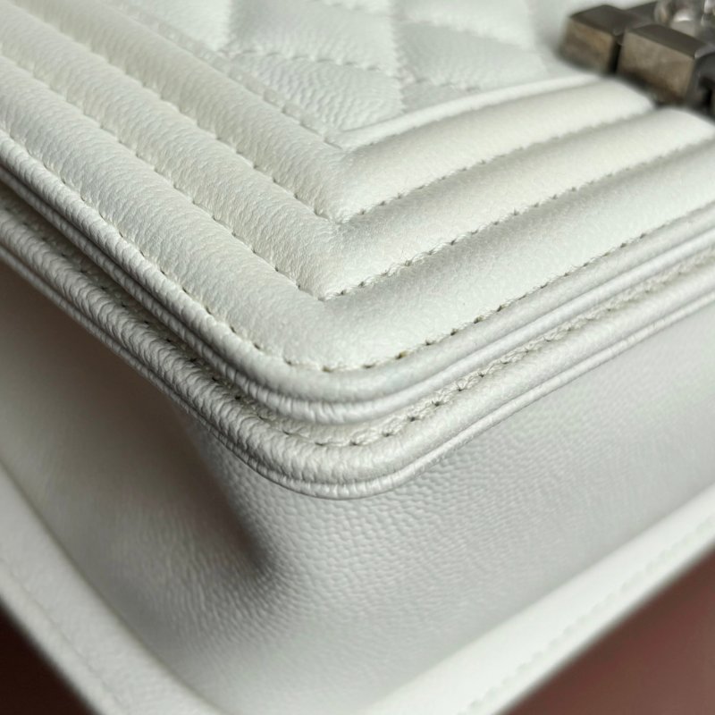 ::CHANEL:: BOY 20公分  奶昔白灰銀釦小型口蓋包 斜背包 鏈帶包-9