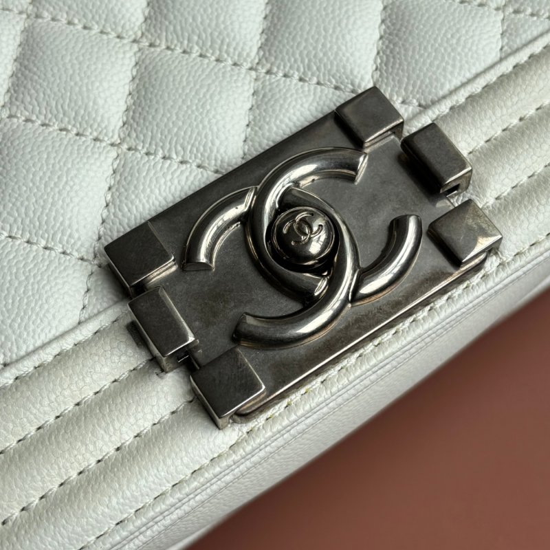 ::CHANEL:: BOY 20公分  奶昔白灰銀釦小型口蓋包 斜背包 鏈帶包-11