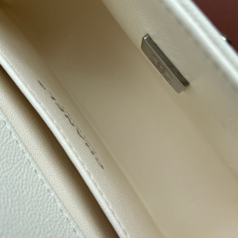 ::CHANEL:: BOY 20公分  奶昔白灰銀釦小型口蓋包 斜背包 鏈帶包-17