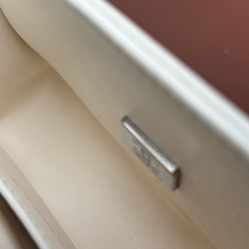 ::CHANEL:: BOY 20公分  奶昔白灰銀釦小型口蓋包 斜背包 鏈帶包-20