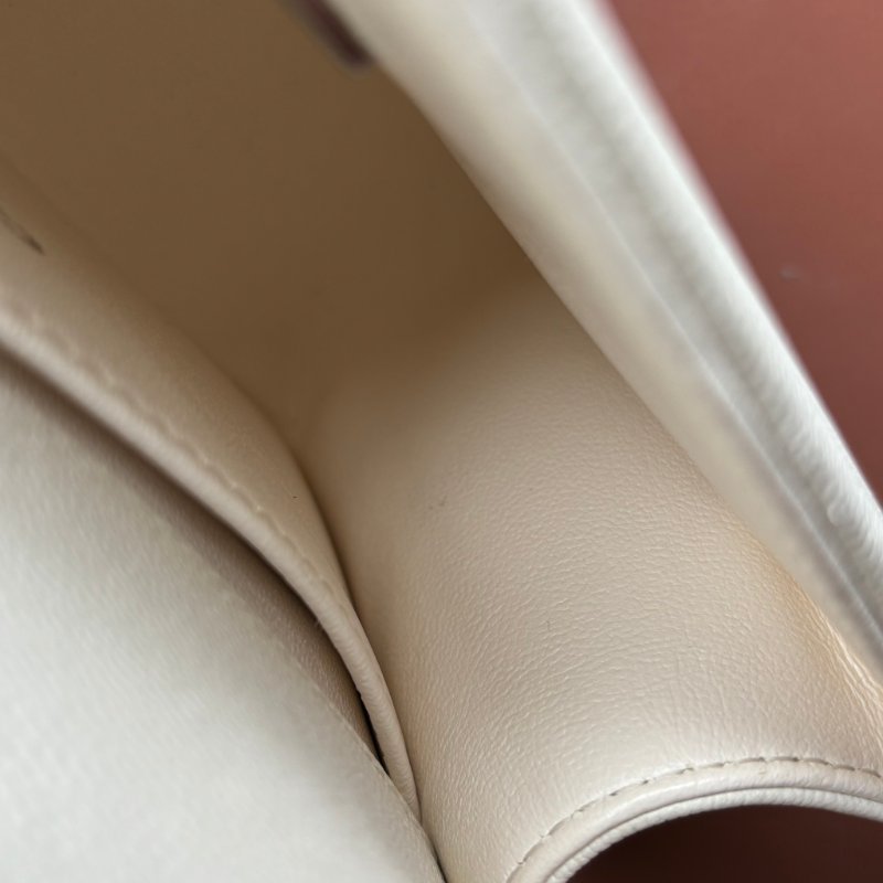 ::CHANEL:: BOY 20公分  奶昔白灰銀釦小型口蓋包 斜背包 鏈帶包-21