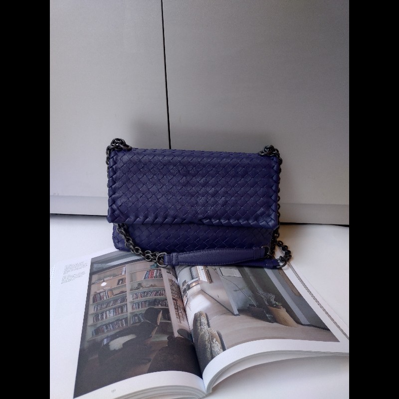 BV 霧黑鍊藍紫皮編織口蓋包-0
