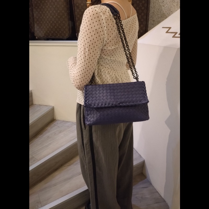 BV 霧黑鍊藍紫皮編織口蓋包-3