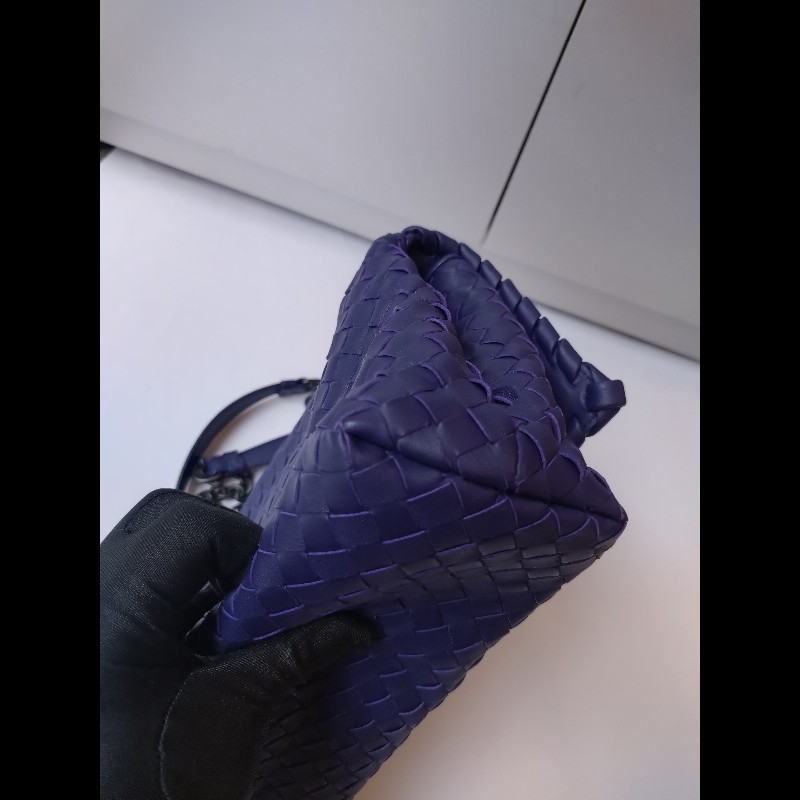 BV 霧黑鍊藍紫皮編織口蓋包-9