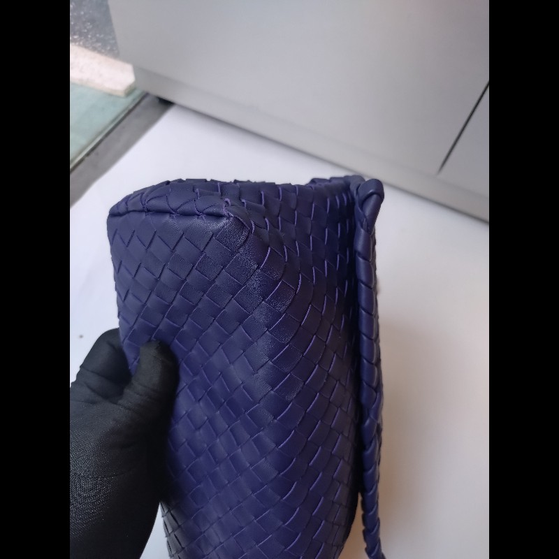 BV 霧黑鍊藍紫皮編織口蓋包-11