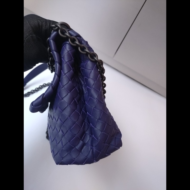 BV 霧黑鍊藍紫皮編織口蓋包-12