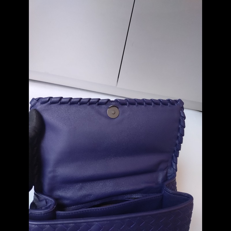 BV 霧黑鍊藍紫皮編織口蓋包-17