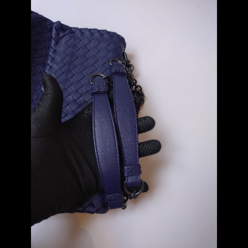 BV 霧黑鍊藍紫皮編織口蓋包-22