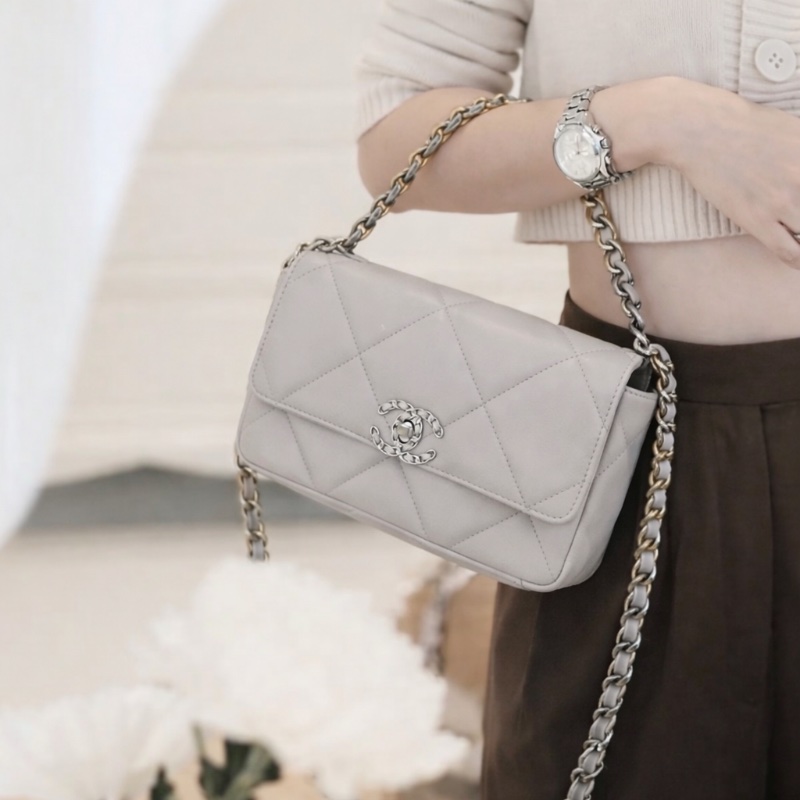 Chanel 19 WOC 絎縫皮鏈條 晶片款 斜背包-1