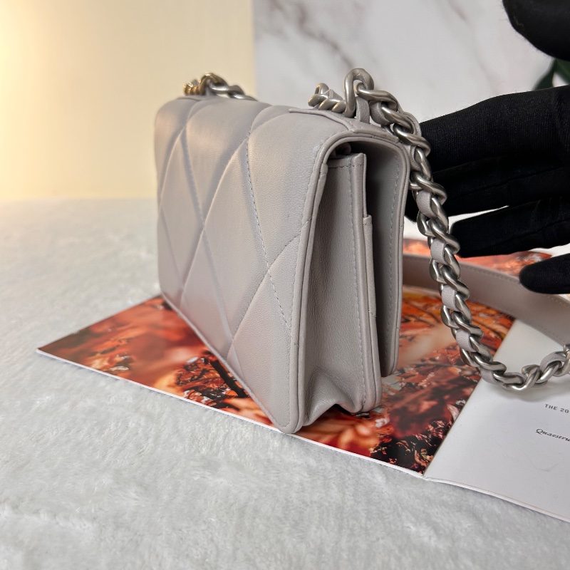 Chanel 19 WOC 絎縫皮鏈條 晶片款 斜背包-5