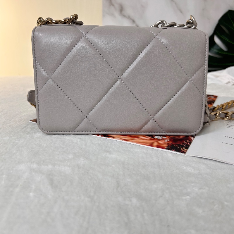 Chanel 19 WOC 絎縫皮鏈條 晶片款 斜背包-6