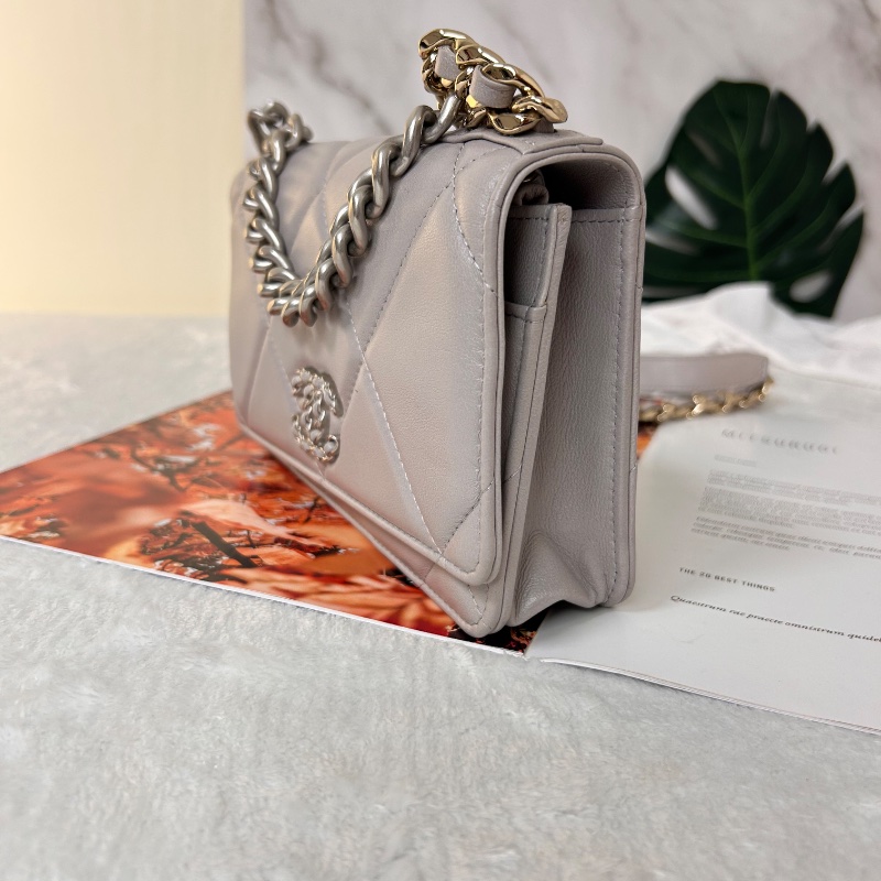 Chanel 19 WOC 絎縫皮鏈條 晶片款 斜背包-8