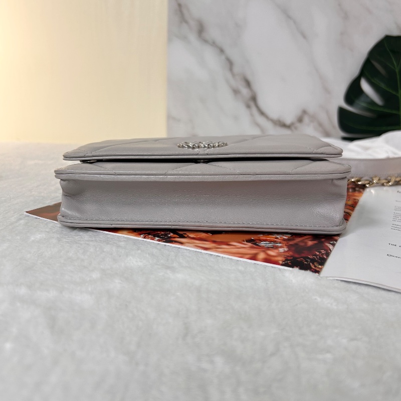 Chanel 19 WOC 絎縫皮鏈條 晶片款 斜背包-9