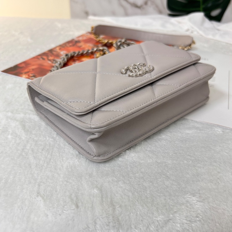 Chanel 19 WOC 絎縫皮鏈條 晶片款 斜背包-10