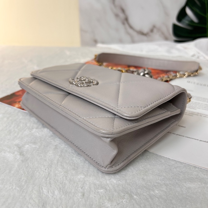 Chanel 19 WOC 絎縫皮鏈條 晶片款 斜背包-11