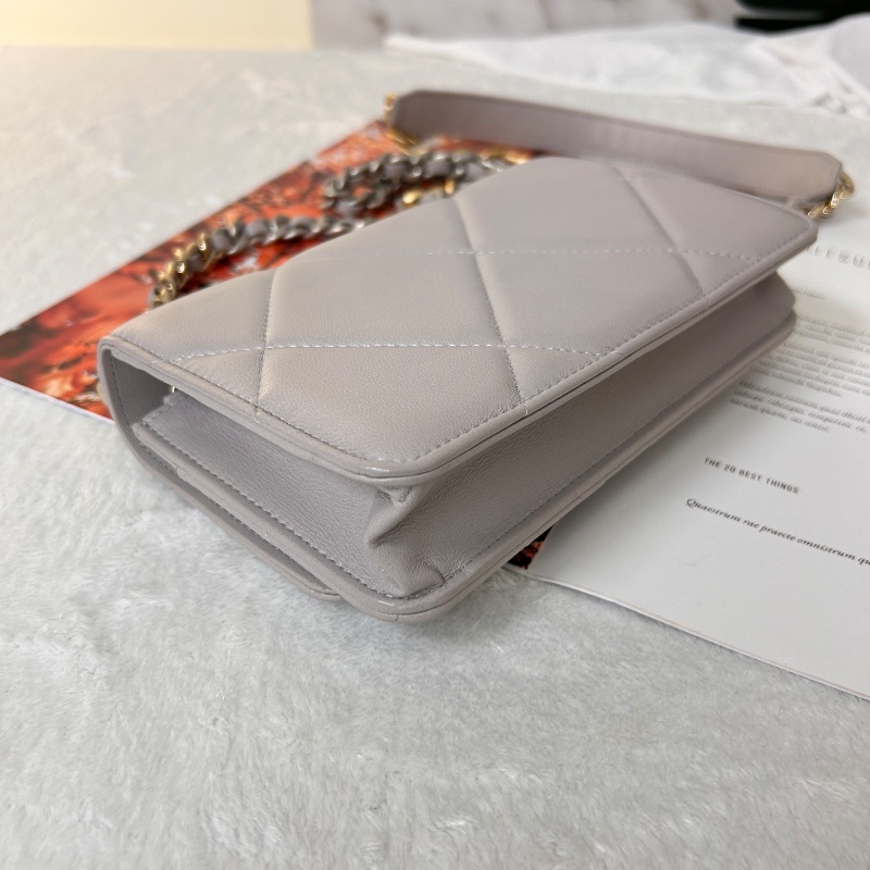 Chanel 19 WOC 絎縫皮鏈條 晶片款 斜背包-12