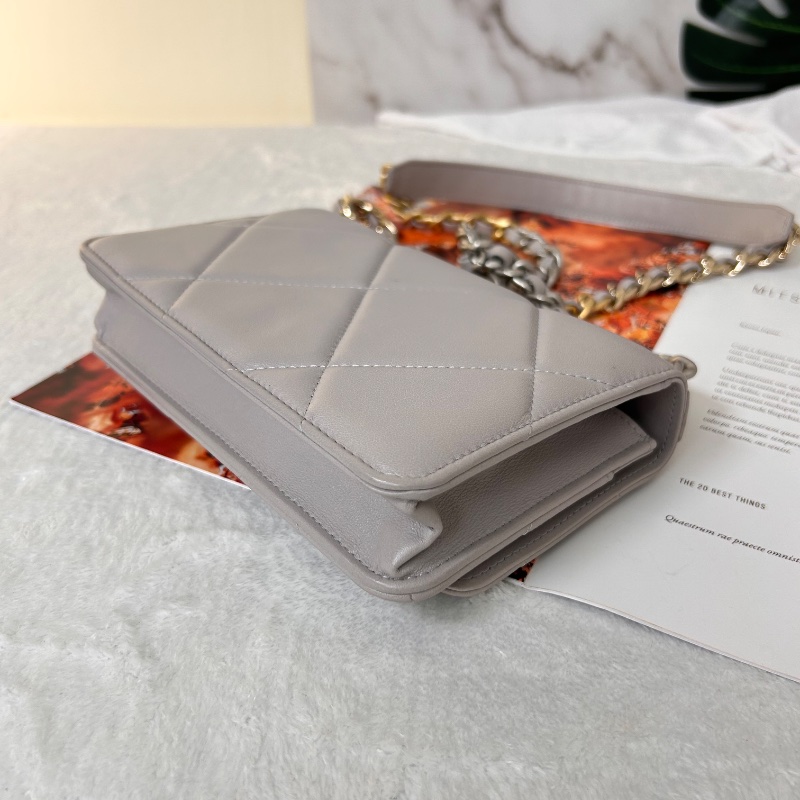 Chanel 19 WOC 絎縫皮鏈條 晶片款 斜背包-13