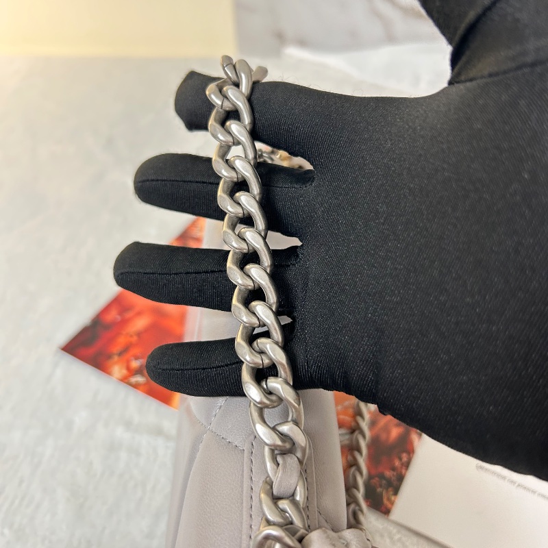 Chanel 19 WOC 絎縫皮鏈條 晶片款 斜背包-14