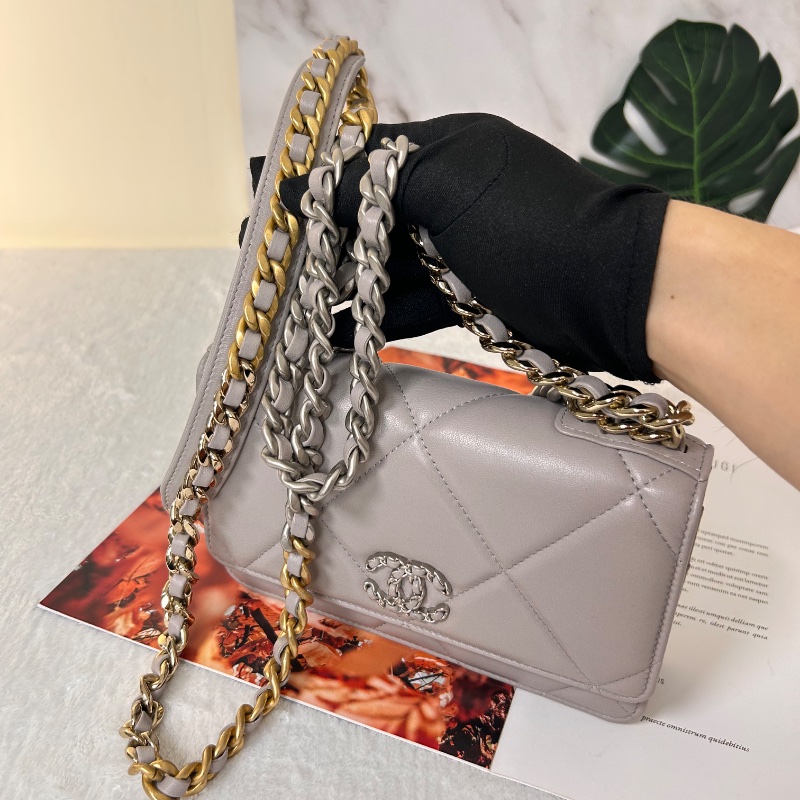 Chanel 19 WOC 絎縫皮鏈條 晶片款 斜背包-15