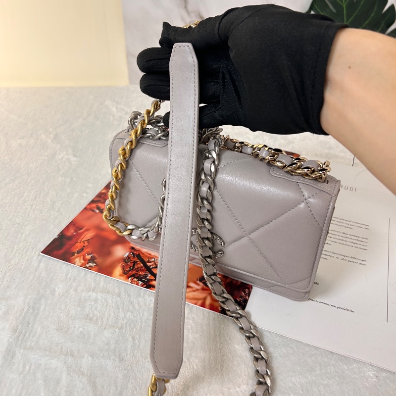 Chanel 19 WOC 絎縫皮鏈條 晶片款 斜背包-16