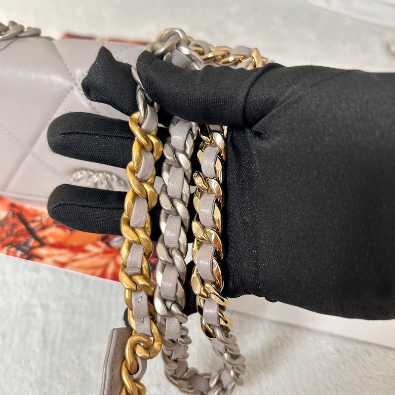 Chanel 19 WOC 絎縫皮鏈條 晶片款 斜背包-17