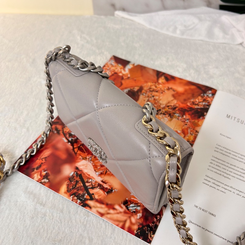 Chanel 19 WOC 絎縫皮鏈條 晶片款 斜背包-19