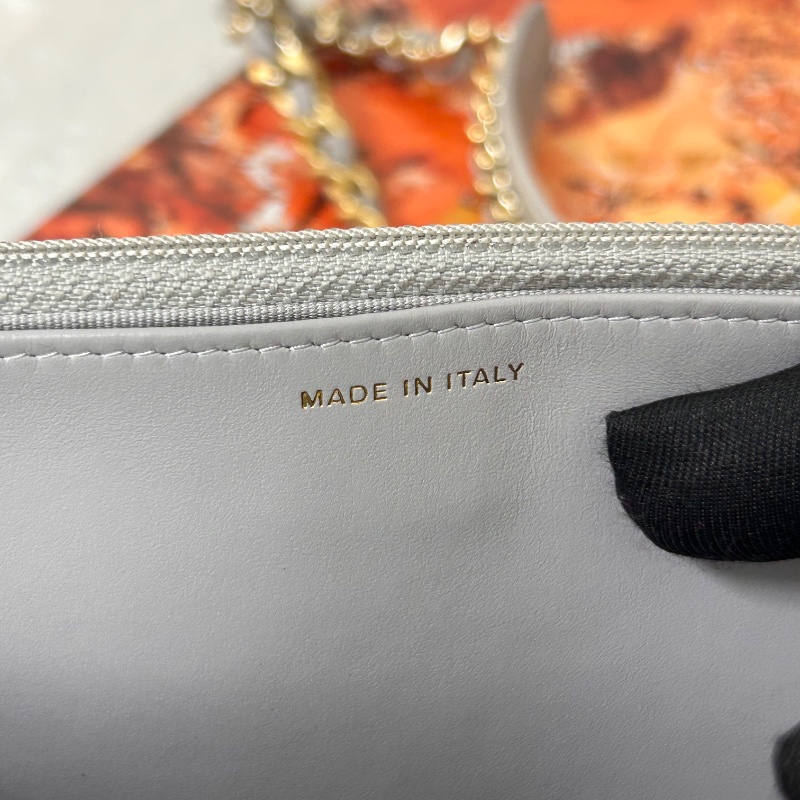 Chanel 19 WOC 絎縫皮鏈條 晶片款 斜背包-25