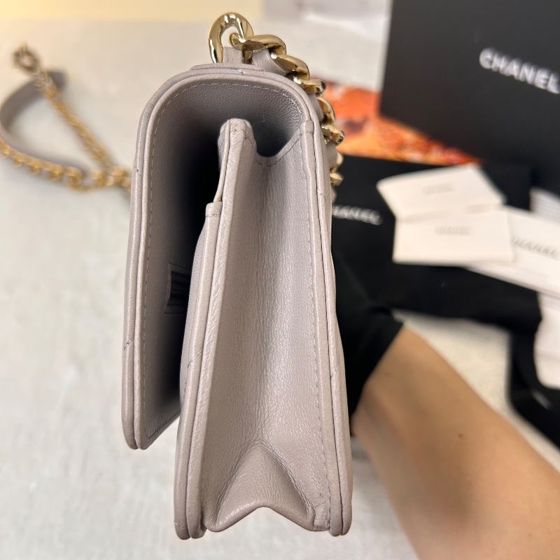 Chanel 19 WOC 絎縫皮鏈條 晶片款 斜背包-26