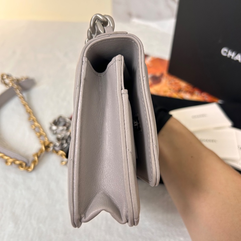 Chanel 19 WOC 絎縫皮鏈條 晶片款 斜背包-27