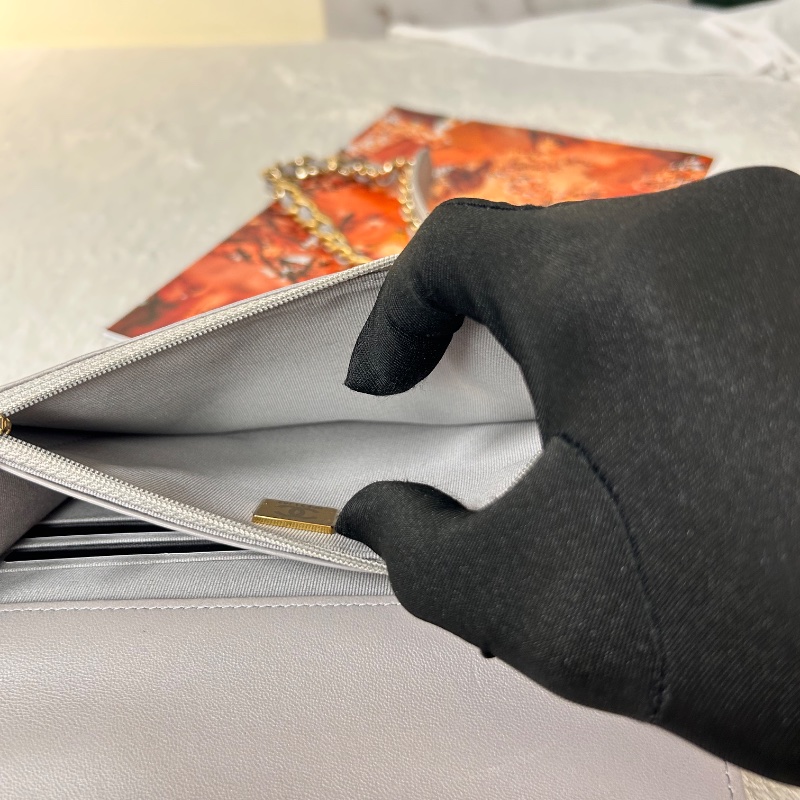 Chanel 19 WOC 絎縫皮鏈條 晶片款 斜背包-29